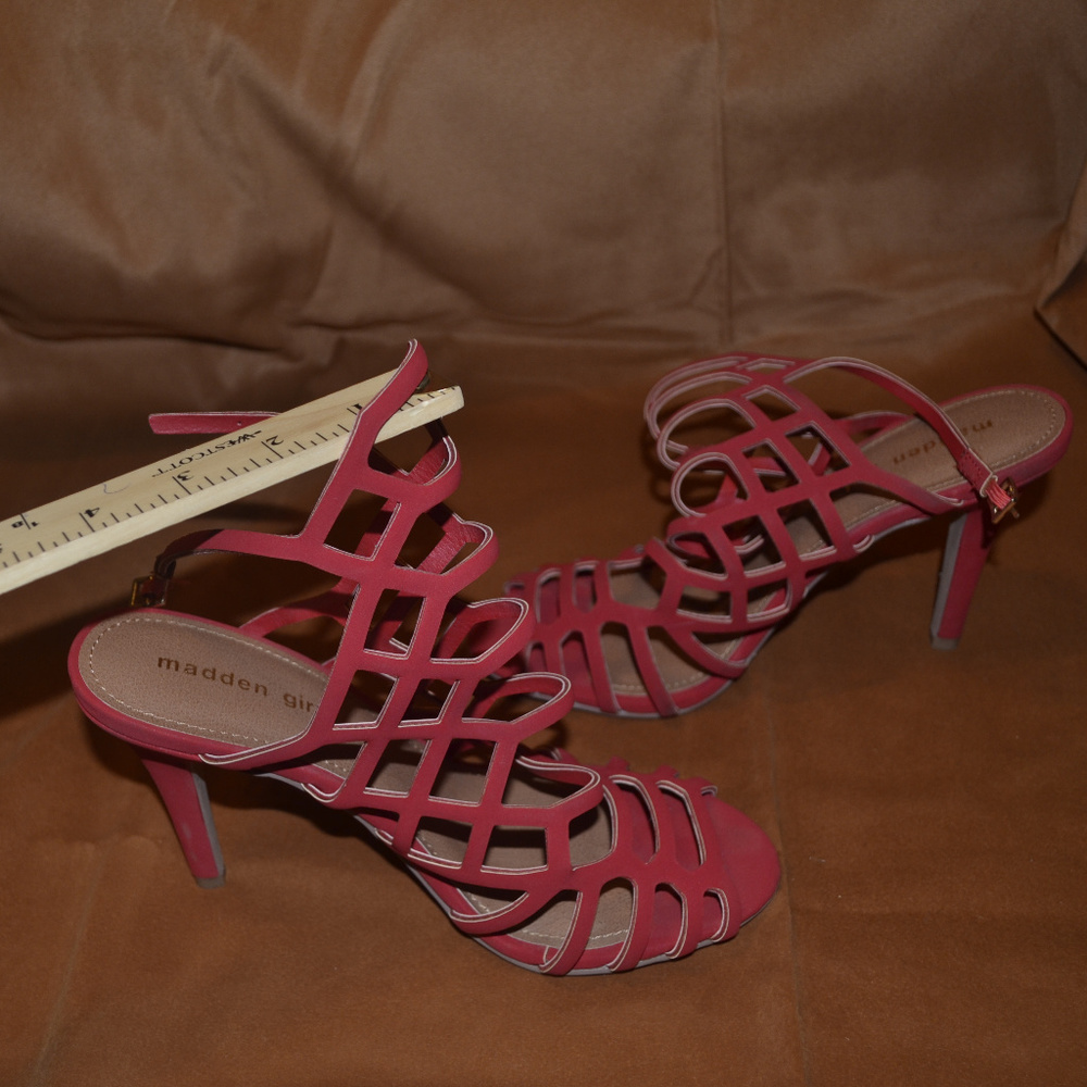 Steve Madden  Slithur Caged Sandal